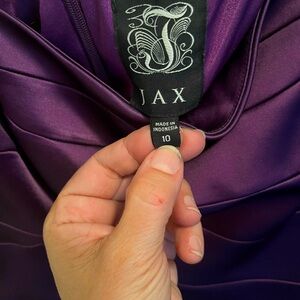 Only worn once, bodycon thicker stretchy material. Very comfortable. flattering